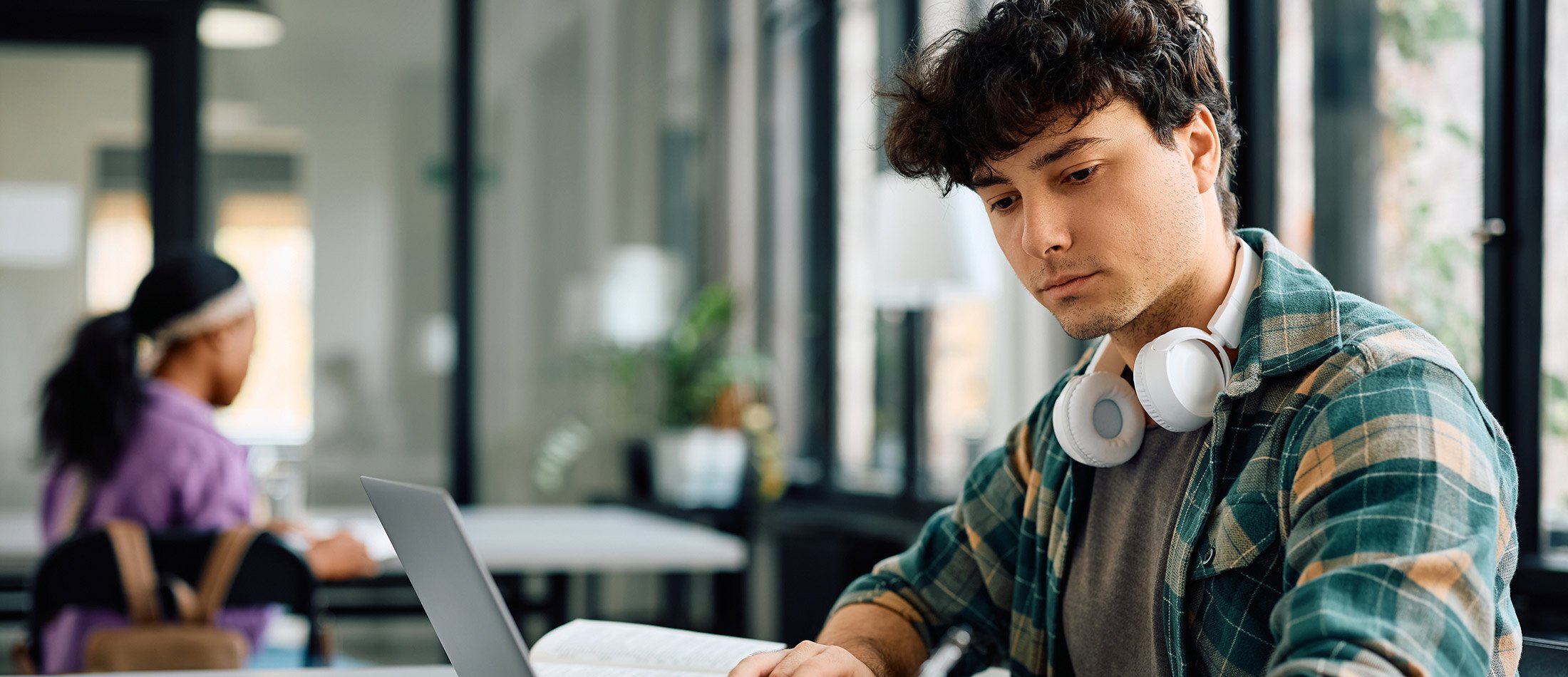 iStock-2105091005_2200X950_O